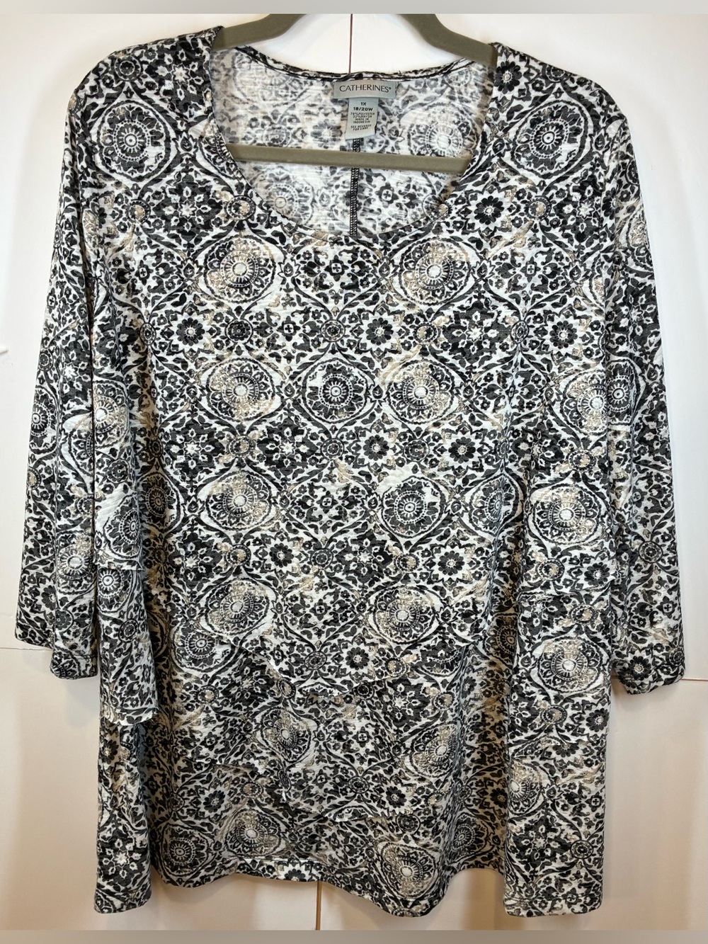 Catherines Plus Size 1X 18/20W Black White Medallion Print 3/4 Sleeve Knit Top